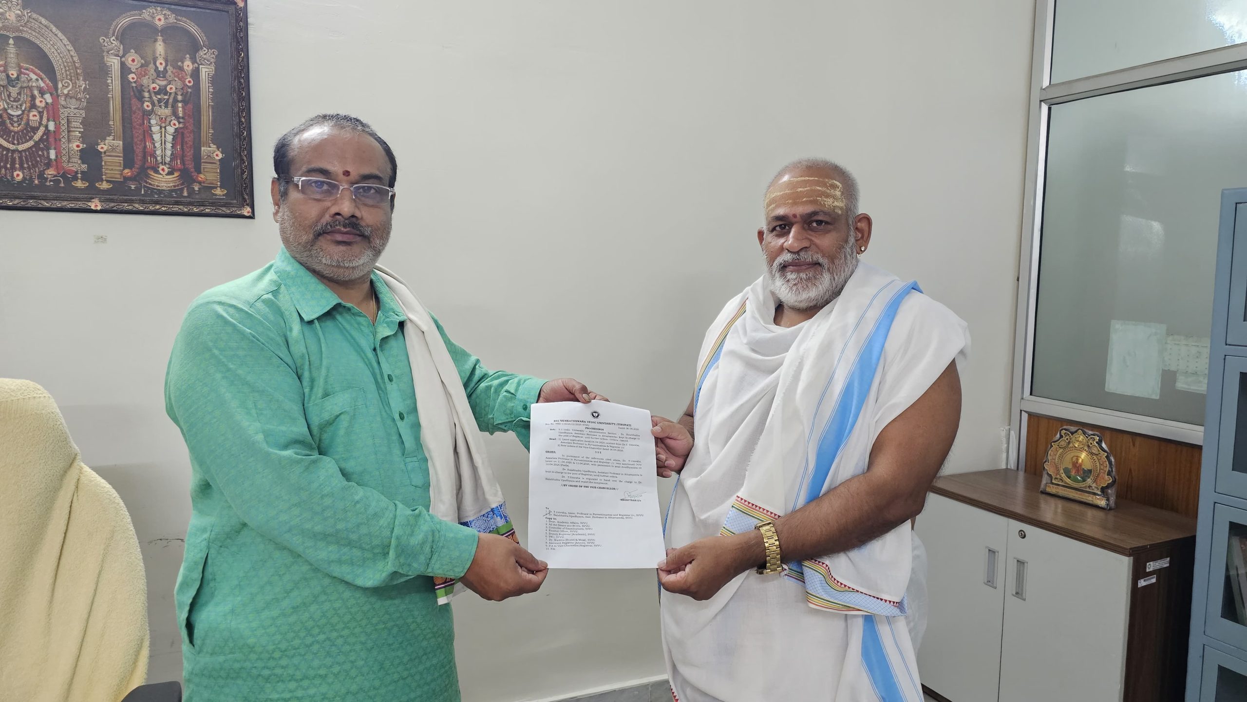 ବେଙ୍କଟେଶ୍ବର ବେଦ ବିଶ୍ବବିଦ୍ୟାଳୟର ଭାରପ୍ରାପ୍ତ କୁଳସଚିବ ଭାବେ ଦାୟିତ୍ୱ ଗ୍ରହଣ କଲେ ଓଡ଼ିଆ ପୁଅ ଡଃ ବଳଭଦ୍ର ଉପାଧ୍ୟାୟ